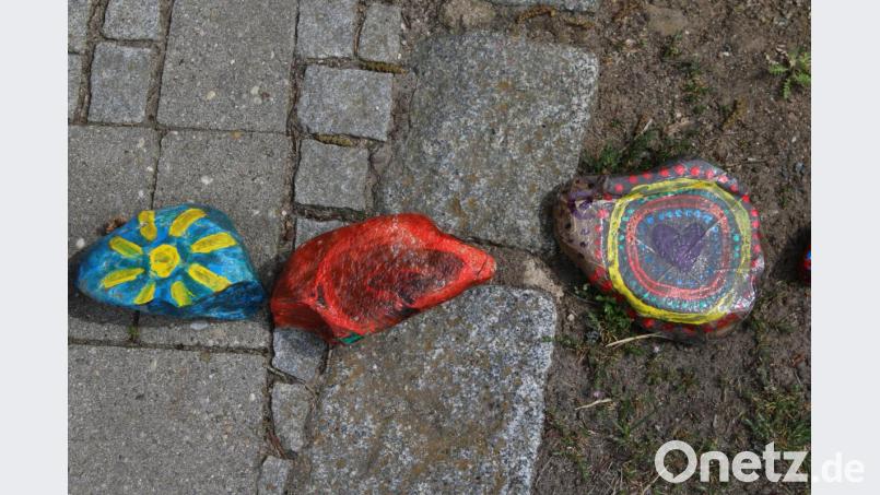 Vor dem Schwarzenbacher Kindergarten sonnt sich eine lange Steinschlange. Bild: sne