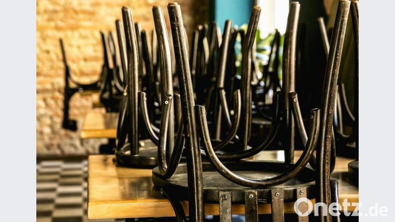 Stühle hoch: Kaum eine Branche ist so stark von den Corona-Einschränkungen betroffen wie die Gastronomie und Hotellerie. Die Gewerkschaft Nahrung-Genuss-Gaststätten fordert Hygienepläne und Gefährdungsbeurteilungen, bevor Lokale wieder öffnen. Bild: NGG