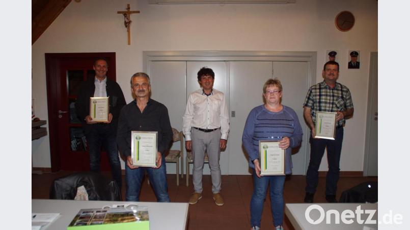 Bürgermeister Gerald Reiter (Mitte) verabschiedete die Gemeinderäte Peter Semmler (von links), Hans Wiezorreck, Sieglinde Knott und Helmut Werner. Bild: mmj