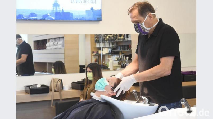 Wie viele Kollegen übt auch Friseurmeister Armin Sengenberger mit seinen Mitarbeiterinnen, wie sie die vielen Regeln einhalten können, und den Kunden trotzdem noch ein angenehmes Friseurerlebnis verschaffen. Bild: Gabi Schönberger