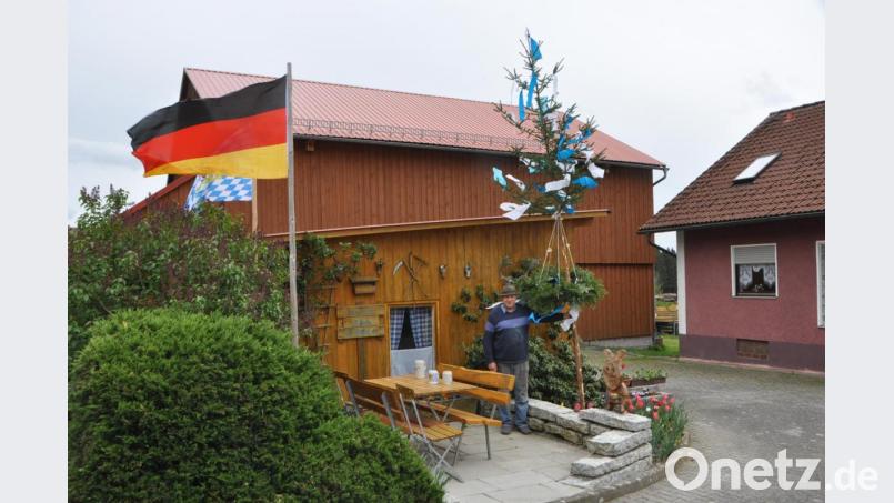 Den "kleinsten Biergarten Bayerns" eröffnet Karl Burger am 1. Mai in seinem Garten und stellt einen weiß-blauen Maibaum neben seinem Eigenheim auf. Bild: dob