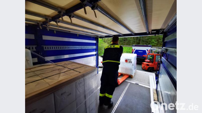Seit sieben Wochen sind die Fahrzeuge des THW Weiden ununterbrochen im Einsatz. Täglich sind die Ehrenamtlichen mit dem Transport von Schutzausstattung beschäftigt. Bild: THW OWEN-Meiler-Logistik/exb