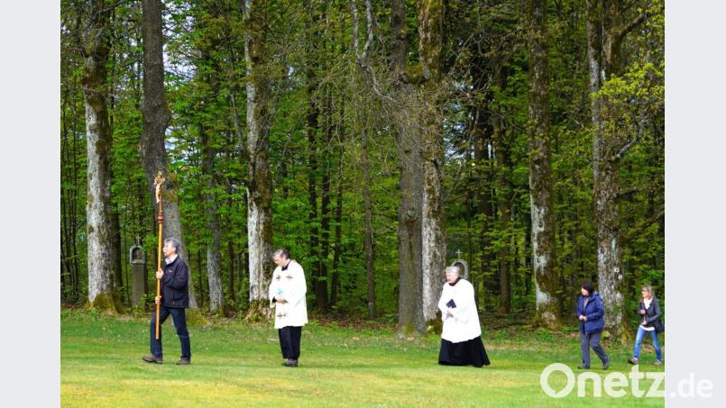 Pfarrer Norbert Götz (Zweiter von links) und Diakon Janusz Szubartowicz ziehen in gebührendem Abstand betend und singend mit den Kreuzträger Werner Ertl und den Vorbeterinnen Sieglinde Ertl und Lisa Käs (rechts) von der Pfarrkirche St. Sebastian aus zur Wallfahrtskirche auf dem Fahrenberg. Bild: fvo