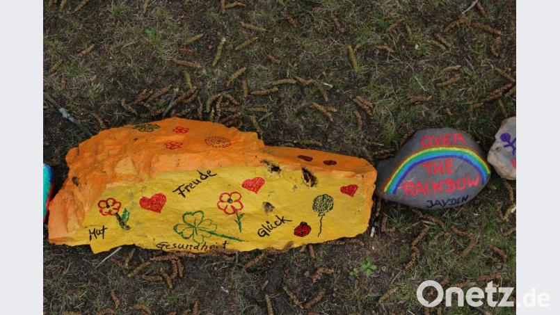 Vor dem Schwarzenbacher Kindergarten sonnt sich eine lange Steinschlange. Bild: sne