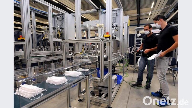 Neue Anlagen zur Gesichtsmasken-Produktion bei der Firma PIA Automation in Amberg. Bild: Stephan Huber