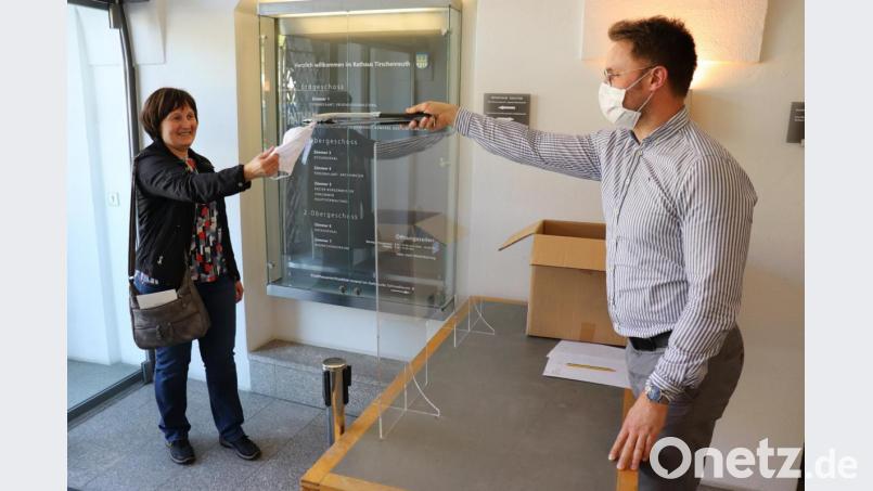 Rund 25 000 Euro hat die Stadt in der Coronakrise bislang für den Schutz der Bürger ausgegeben. So hat etwa die Verteilung der Masken an die Haushalte rund 17 000 Euro gekostet. Im Bild Bürgeramt-Mitarbeiter Manuel Dörfler bei der Verteilung der Masken. Bild: Stadt Tirschenreuth