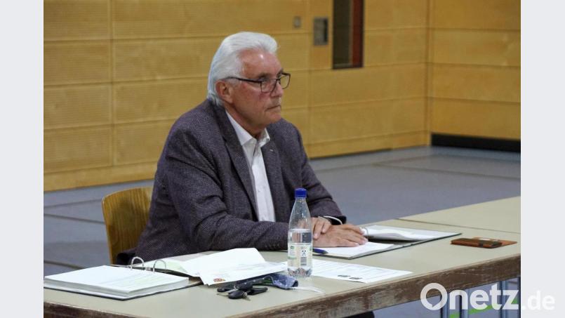 Einsam saß amtierender Bürgermeister Josef Hecht bei seiner letzten geleiteten Gemeinderatssitzung nicht, weil er uneins mit den Räten war, sondern wegen Corona. Vorab dankten ihm die Freien Wähler und die SPD für seinen Einsatz. Die CSU ließ erkennen, dies bei der konstituierenden Sitzung des neuen Gemeinderates am 7. Mai zu tun. Bild: bkr