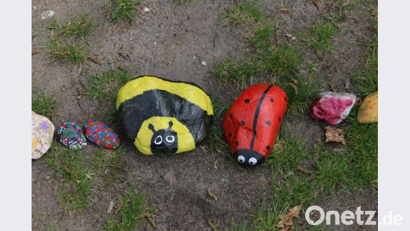 Vor dem Schwarzenbacher Kindergarten sonnt sich eine lange Steinschlange. Bild: sne