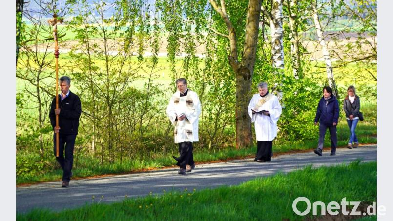 Der Waldthurner Pfarrer Norbert Götz (Zweiter von links) und Diakon Janusz Szubartowicz ziehen in gebührendem Abstand betend und singend mit den Kreuzträger Werner Ertl und den Vorbeterinnen Sieglinde Ertl und Lisa Käs (rechts) von der Pfarrkirche St. Sebastian aus zur Wallfahrtskirche auf dem Fahrenberg. Bild: fvo