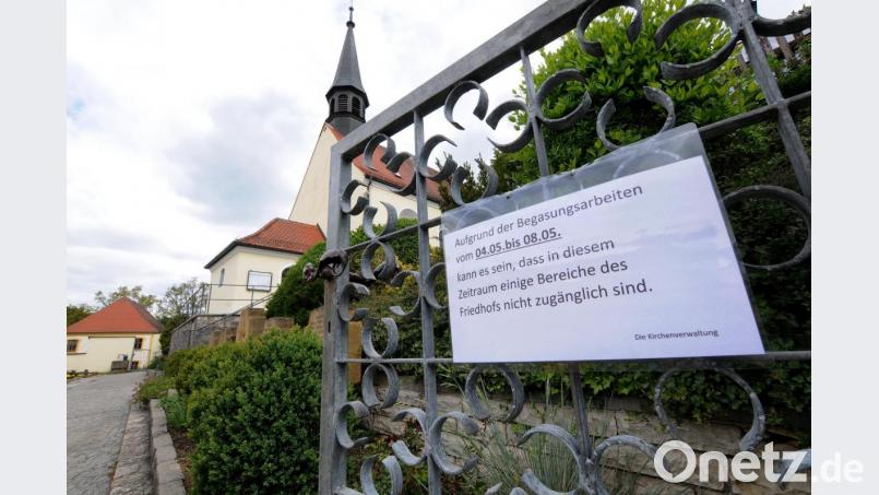 Geschlossen, allerdings nicht wegen Corona: Die Kirche Sankt Peter und Paul in Paulsdorf wird in dieser Woche begast, um dem Holzwurm den Garaus zu machen. Bild: Stephan Huber