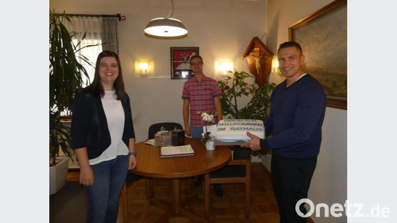 Mit einem süßen Präsent empfangen Heike Biersack und Harald Wagner den neuen Eschenbacher Bürgermeister Marcus Gradl (rechts). Bild: rn