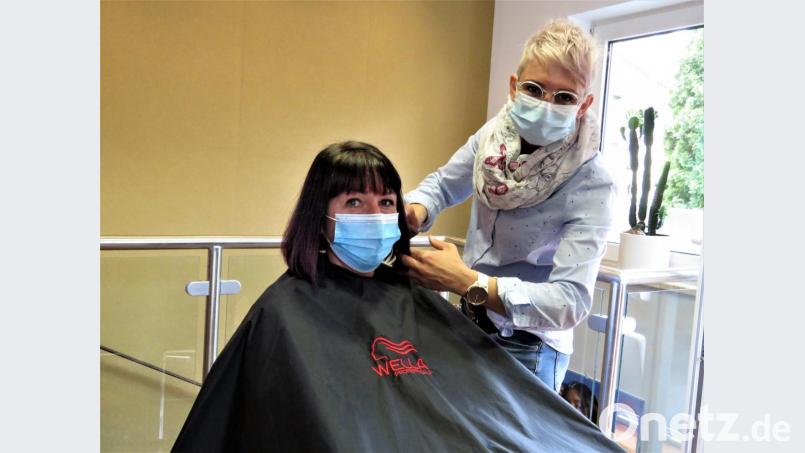 Kundin Gabriele Wittich hat ihre Friseurin Angela Kliebhan sehr vermisst. Bild: ubb