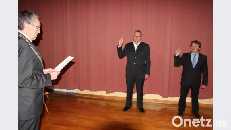 Bürgermeister Franz Schöner (links) vereidigte seine Stellvertreter German Hartmann (Mitte) und Walter Frank (rechts). Bild: kro