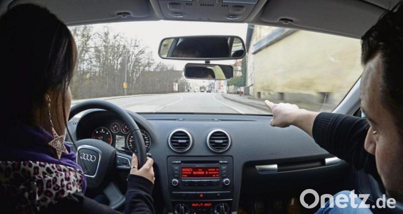 Fahrschüler direkt neben Fahrlehrer, ohne Schutzvorrichtungen. So ein Bild wird es in den nächsten Monaten nicht geben. Wenn die Fahrschulen am 11. Mai den Betrieb wieder aufnehmen, sind bestimmt Auflagen zu erfüllen. Bild: agentur_dpa