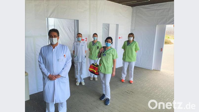Dr. Christian Glöckner (links) mit seinem Team im „Sichtungsbereich“ der Oberviechtacher Asklepios-Klinik. Dort findet in Coronazeiten die Voruntersuchung der Patienten statt. Bild: Jana Silvie Humrich