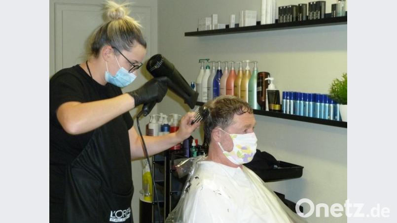 Auch Männer müssen sich vor dem Schneiden die Haare waschen lassen. Eine Premiere für Konrad Scherm, Stammkunde im Friseursalon „Haarzauber“ in Neunburg vorm Wald. Für ihn ebenfalls neu: Inhaberin Lisa Dietrich greift nach dem Haarschnitt zu Bürste und Fön. Bild: Portner