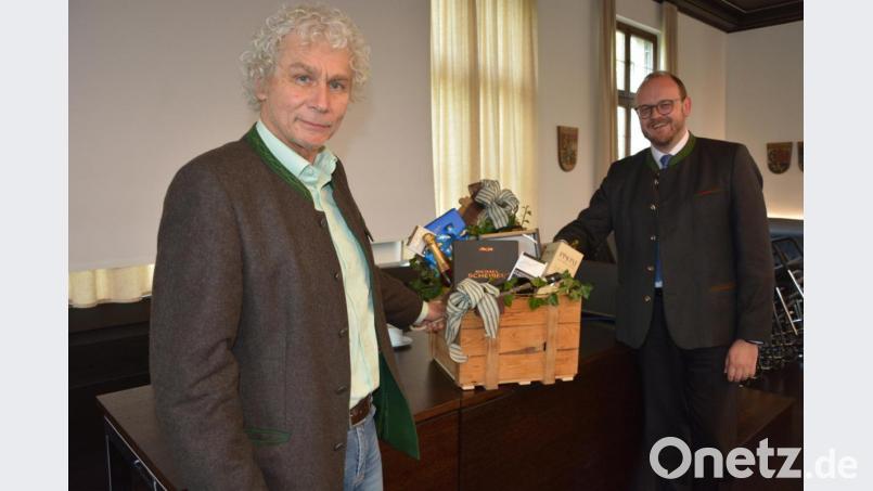 Verbandsvorsitzender Landrat Andreas Meier (rechts) verabschiedete seinen Stellvertreter Landrat Wolfgang Lippert aus dem Zweckverband zur Wasserversorgung der Steinwaldgruppe. Abwechselnd haben die Landräte der beiden Landkreise Neustadt/WN und Tirschenreuth hier den Vorsitze inne. Wolfgang Lippert gehörte dem Zweckverband die vergangenen zwölf Jahre an, als kleines Dankeschön gab es einen Korb voller regionaler Genüsse Bild: jr