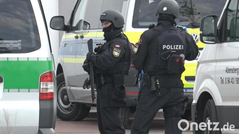 In Abensberg versammelte sich am Dienstag ein Großaufgebot an Polizei. Ein 20-Jähriger mit syrischer Staatsangehörigkeit wurde in einem Asylbewerberheim festgehalten. Bild: Alexander Auer