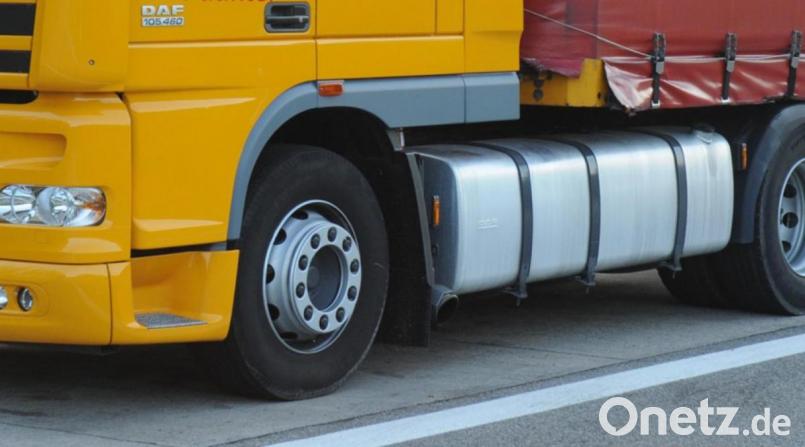 Eine Schneise durch mehrere Felder hat ein Lkw entlang der A93 gezogen. Das Gespann war von der Fahrbahn abgekommen. Symbolbild: Stephan Huber