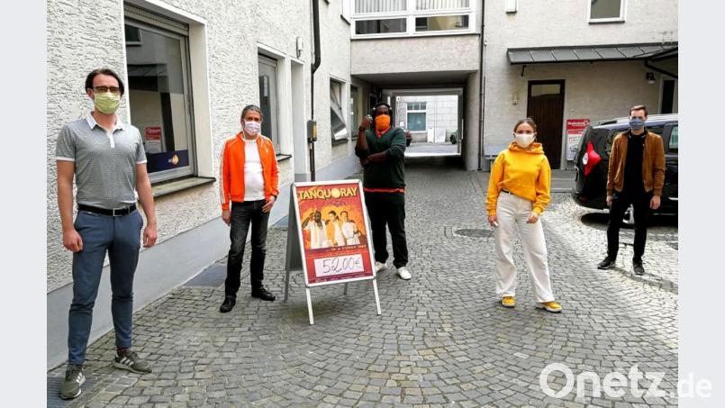 Über das Ergebnis der Aktion freuen sich (von links) Dominik Moser (Moviaq), Toby Mayerl (Tanquoray), Ashonte Dolo Lee (Tanquoray), Mercedes Mayerl (TNT Productions) und Alexander Viebig (Moviaq). Bild: Nico Hanelt/exb