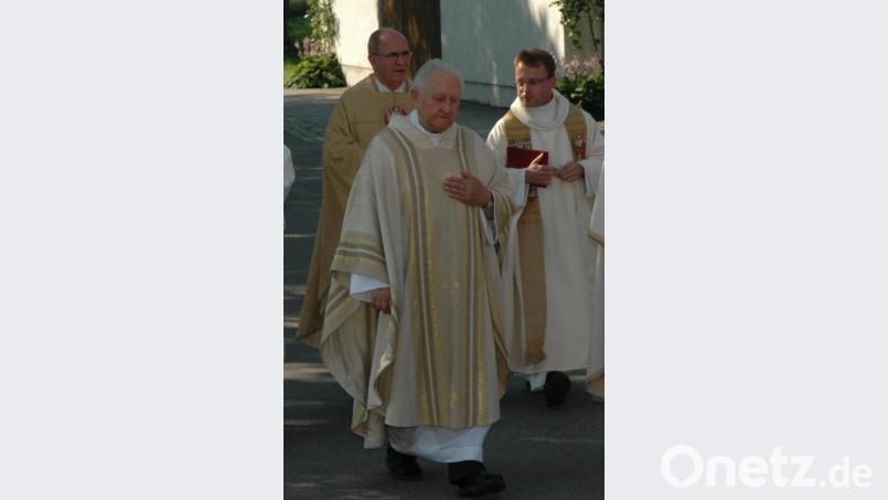 Pfarrer Gregor Zitzmann aus Unterlind feierte vor 13 Jahren in der Pfarrei Vohenstrauß sein 50-jähriges Priesterjubiläum. Wenige Tage zuvor war er auch bei der Einweihung des Waldauer Pfarrheims zugegen.. Bild: dob