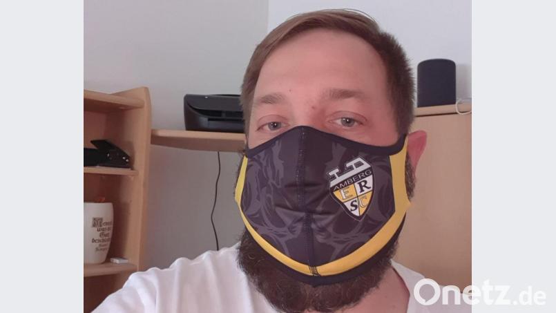 ERSC-Nachwuchsobmann Andy Wendel als ‚Model‘ mit der Mund- und Nasenschutzmaske der Amberger Wild Lions“. Bild: exb