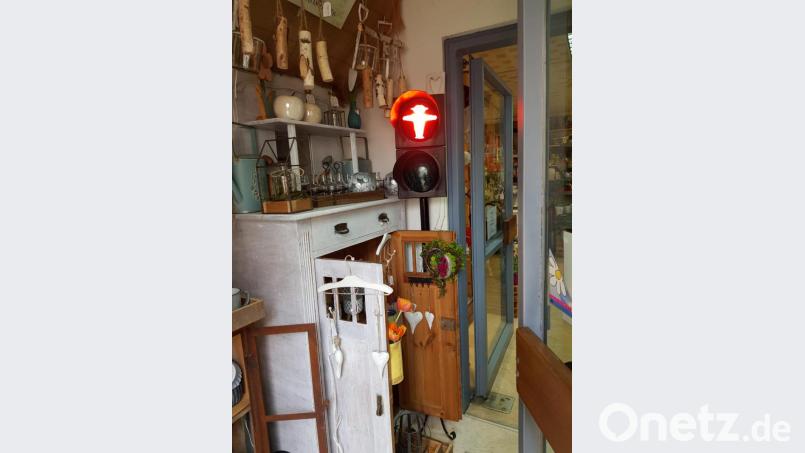 Im Blumenladen in Neualbenreuth regeln Berliner Ampelmännchen den Kundenverkehr. Bild: exb