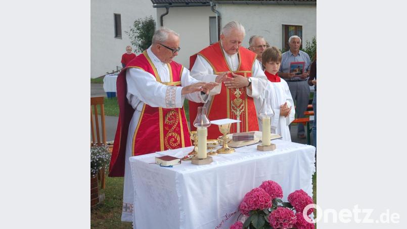 Bei seinem letzten Heimatbesuch im Jahr 2013 feierte der gebürtige Unterlinder Pfarrer Gregor Zitzmann (rechts) mit Pater Georg Messer aus Malawi den Kreuzfestgottedienst in Obernankau mit den Gläubigen. Bild: dob