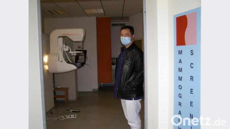 Die Brustkrebs-Vorsorgeuntersuchungen werden weiterhin im ehemaligen Krankenhaus Waldsassen durchgeführt. Im Bild Gynäkologe Dr. Ladislav Dědek an der Tür zum Untersuchungsraum. Bild: pz