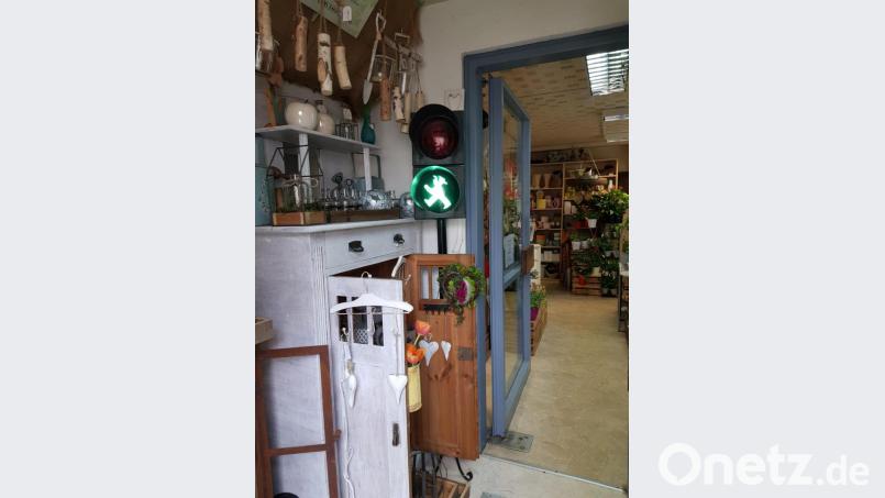 Im Blumenladen in Neualbenreuth regeln Berliner Ampelmännchen den Kundenverkehr. Bild: exb