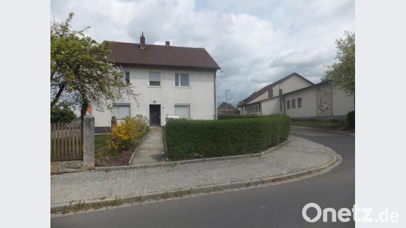 Mit dem Abbruch des Bosser-Anwesens (links) soll Platz für die kommunale Kinderkrippe gegenüber der Kindertagesstätte St. Josef (rechts) geschaffen werden. Bild: ibj