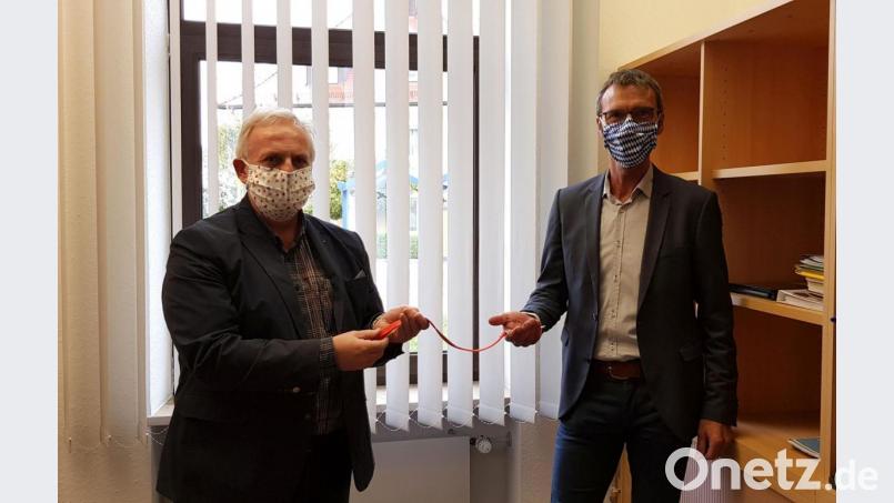 Schlüsselübergabe an den neuen Bürgermeister Peter Achatzi (rechts). Bild: ds