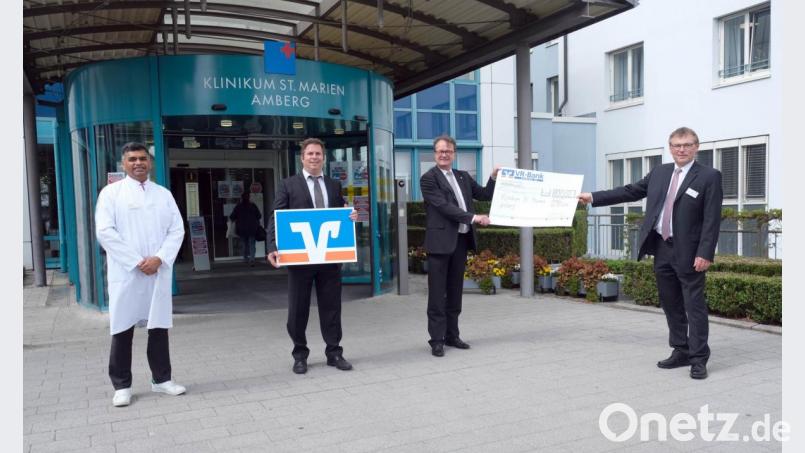 Ein symbolischer Scheck der Volksbank-Raiffeisenbank Amberg steht für die 10 000 Euro, die in die Ausstattung des Corona-Labors im Klinikum fließen. Von links Prof. Dr. Hamid Hossain, Chefarzt am Institut für Mikrobiologie und Laboratoriumsmedizin im Klinikum St. Marien Amberg, VR-Bank-Marketingleiter Thomas Retzer, der Vorstand der Volksbank-Raiffeisenbank Amberg eG, Dieter Paintner, und Klinikums-Vorstand Manfred Wendl. Bild: exb
