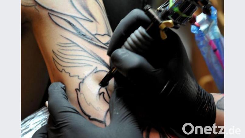 Während Friseure am 4. Mai ihre Salons öffnen dürfen, müssen Tattoo-Studios geschlossen bleiben. Diese Entscheidung der Regierung trifft auf Unverständnis bei den Dienstleistern. Bild: Frank Leonhardt/dpa
