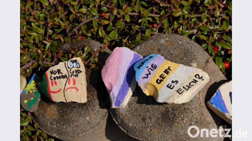 In Filchendorf wächst die bunte Steinschlage, die Sandra Hirschke mit ihren Kindern begonnen hat. Neben vielen bemalten Steinen finden sich hier auch Botschaften, mit denen die Kinder auf die momentane triste Situation hinweisen. Bild: ow