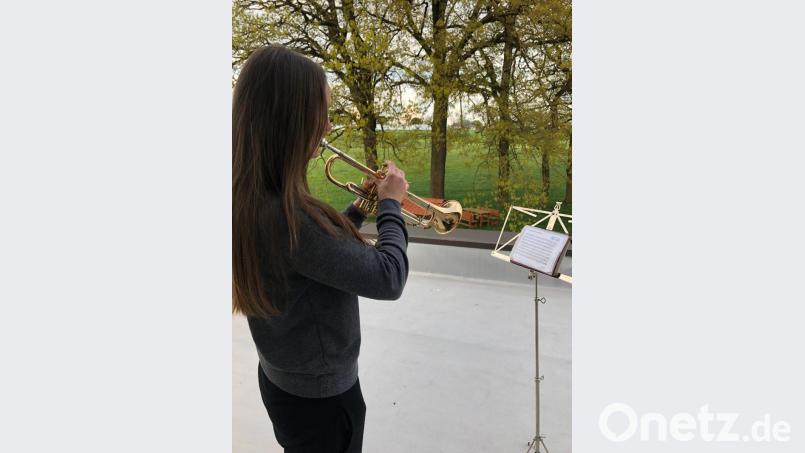 Seit sieben Wochen erfreuen die Musiker der Jugendblaskapelle Parkstein um Kapellmeister Alfons Steiner die Menschen am Sonntag um 18 Uhr mit ihrer Musik. Im Bild: Monika Wiemann (Sogritz) Bild: adj