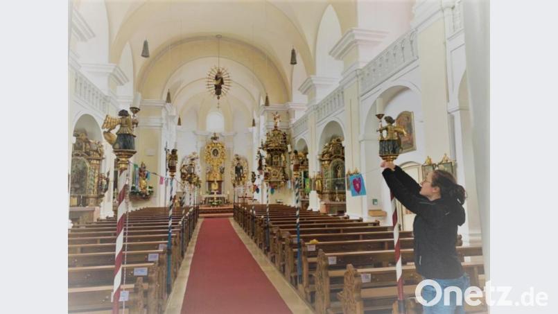 Die Gründerin der Katholischen Jugend Eslarn, Marie Hummer, verknüpft am Engel die letzte Kordel, so dass das Gemeinschaftswerk am Samstag erstmals von den Kirchenbesuchern bewundert werden kann. Bild: gz
