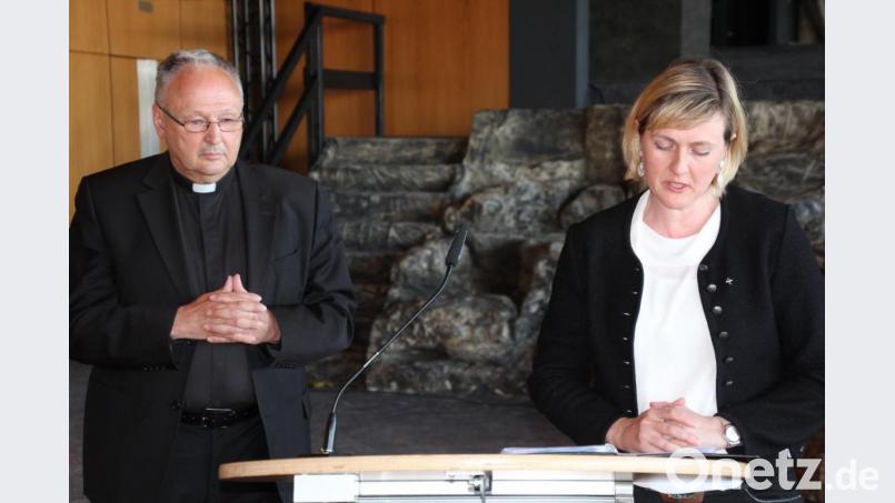 Guter Brauch in Tirschenreuth: Zu Beginn der konstituierenden Stadtratssitzung sprachen Stadtpfarrer Georg Flierl und Pfarrerin Dr. Stefanie Schön einführende Worten und spendeten den Segen. Bild: kro