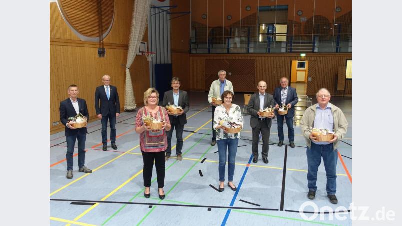 Die ausgeschiedenen Marktgemeinderatsmitglieder Heribert Urbanek (links) sowie (von rechts) Otto Weiß, Martin Wild, Josef Kotz, Hermine Koch, Karl Stiegler, Christof Braunisch und Michaela Obleser werden von Bürgermeister Bernhard Lindner (Zweiter von links) mit einer regionalen Wegzehrung verabschiedet. Bild: ibj