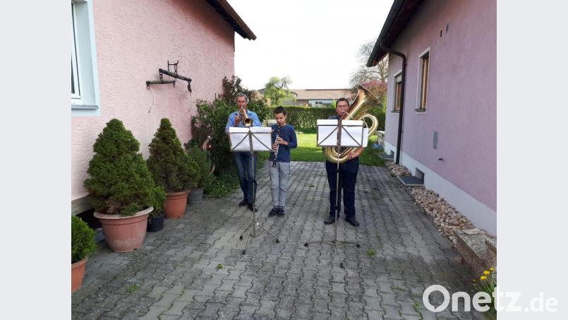 Seit sieben Wochen erfreuen die Musiker der Jugendblaskapelle Parkstein um Kapellmeister Alfons Steiner die Menschen am Sonntag um 18 Uhr mit ihrer Musik. Im Bild von links:Josef, Nico und Patrick Treml. (Dietersdorf) Bild: adj