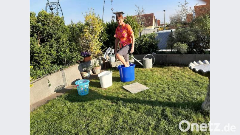 Mehr als einen Eimer braucht es nicht: Kneipp-Vereinsvorsitzende Evelin Hensel zeigt, wie Wassertreten zu Hause funktioniert. Bild: Evelin Hensel