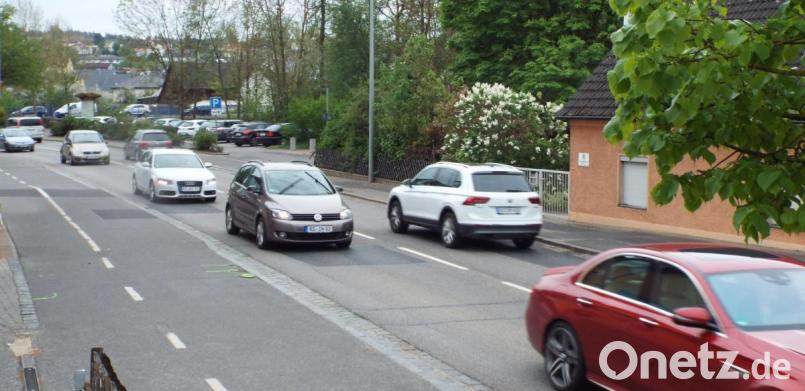 Die mit nahezu 20 000 Fahrzeugen pro Tag belastete Vilstalstraße und die damit einhergehende Westumfahrung ist immer noch ein Thema im Kümmersbrucker Gemeinderat. Das Bild zeigt die Situation in der Ortsdurchfahrt von Haselmühl. Bild: e