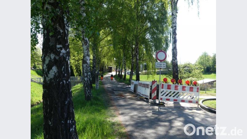 An der Zufahrt zum Eschenbacher Friedhof haben die Grabungsarbeiten für Wasser und Kanal begonnen. Bild: rn