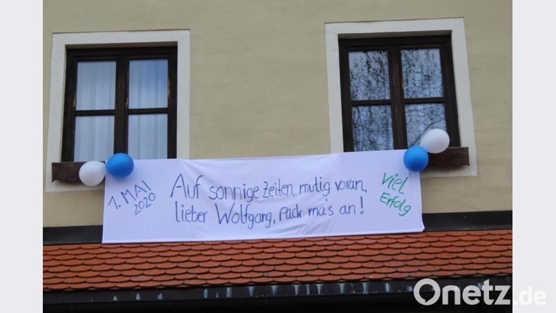 "Auf sonnige Zeiten, mutig voran, lieber Wolfgang , pack ma`s an! Viel Erfolg!", das war am 1.Mai am Ebnather Rathaus zu lesen. Bild: soj