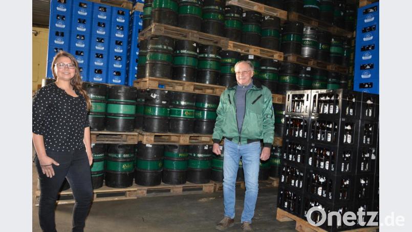 Weißbier-Resi und Vertriebsleiterin Martina Bleistein mit Diplom-Braumeister Michael Hösl, von der gleichnamigen Mitterteicher Brauerei, im Lager vor vollen Beständen. Bild: jr