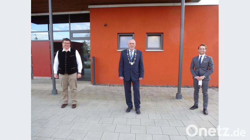 Die neuen Bürgermeistervertreter Severin Hirmer (rechts) und Thomas Schönberger mit dem Rathauschef Ludwig Biller. Bild: bk