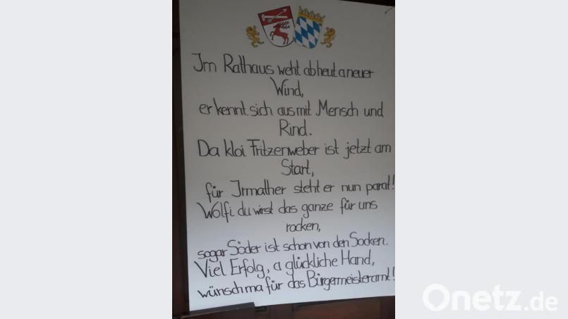 Auch an der Eingangstür zum Rathaus waren Glückwünsche angebracht. Bild: soj