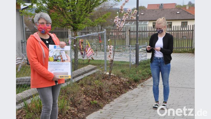 Die Kindertagesstättenleiterin Luise Dietl (links) und Stellvertreterin Annemarie Bäumler (rechts) präsentieren die neue Kommunikations-App für die Einrichtung, die eine große Hilfe zur Verständigung bei außergewöhnlichen Ereignissen sein wird. Bild: dob