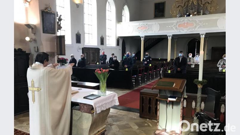 Den ersten öffentlichen Gottesdienst in Grafenwöhr nach den Einschränkungen durch die Coronakrise zelebrierte Stadtpfarrer Bernhard Müller am Florianstag. Vertreter der örtlichen Feuerwehren und das Stadtoberhaupt Bürgermeister Edgar Knobloch nahmen an der Messe teil. Bild: mor