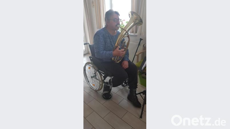 Seit sieben Wochen erfreuen die Musiker der Jugendblaskapelle Parkstein um Kapellmeister Alfons Steiner die Menschen am Sonntag um 18 Uhr mit ihrer Musik. Im Bild: Dieter Hundhammer, (Parkstein, Finkenweg) Bild: adj